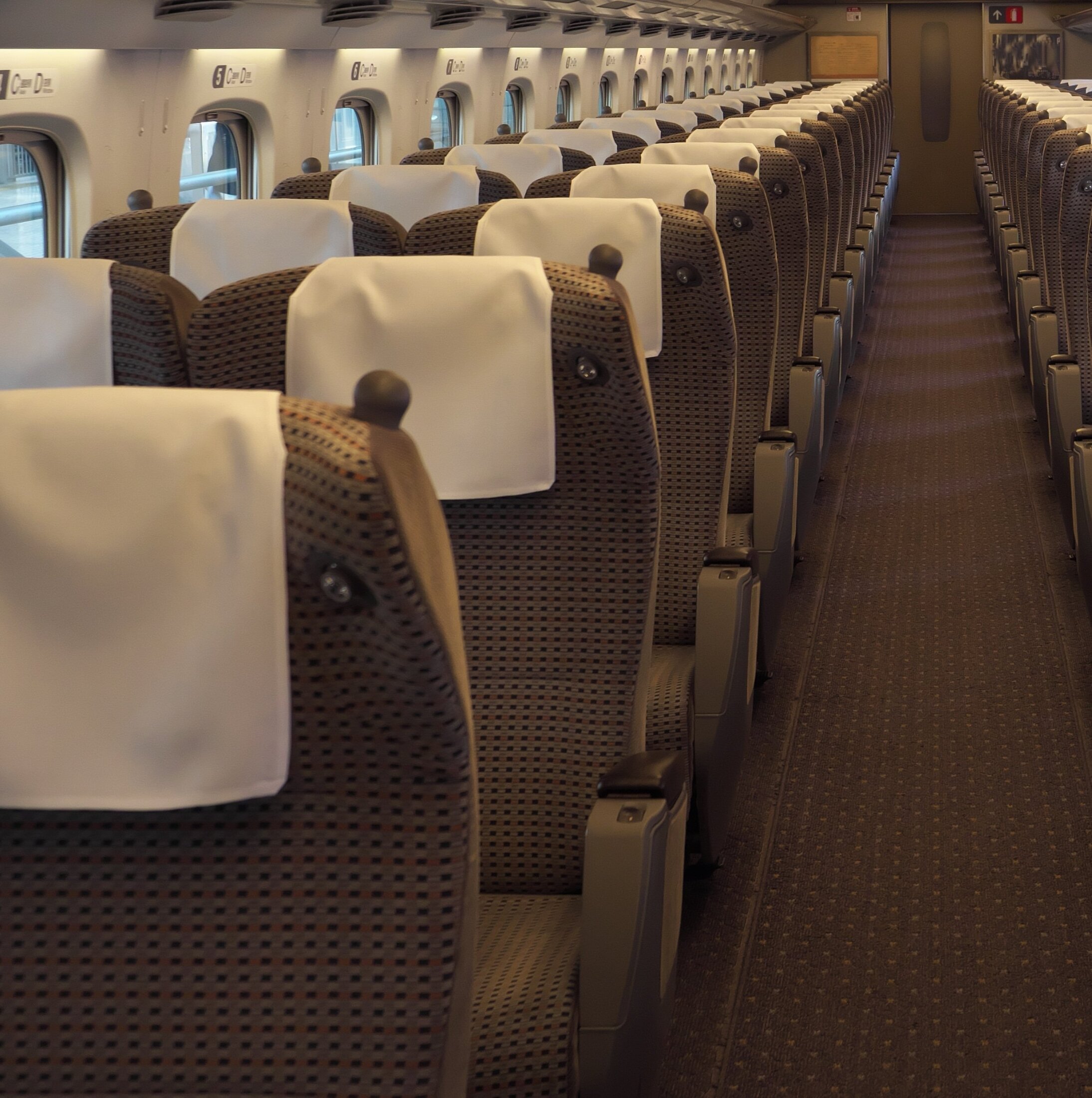 「肘がカラダに当たってます」新幹線で隣のオジサンに指摘をしたら「うるさい」と逆ギレ。20代女性が感じたある疑惑【専門家助言】（FORZA STYLE）