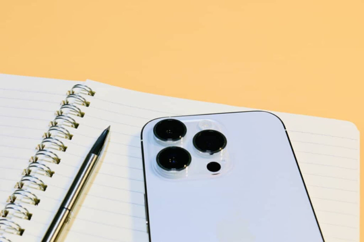 【60代以上に聞いた】「デザインがオシャレだと思うスマホメーカー」ランキング！ 2位は「Apple」、1位は？