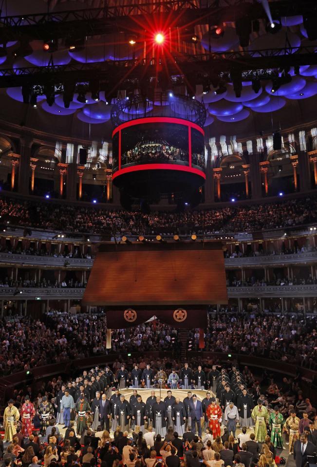 大相撲ロンドン公演 優勝の豊昇龍に贈呈「ハローキティ」のぬいぐるみが超特大 「持ち帰るの大変ｗ」「可愛い」