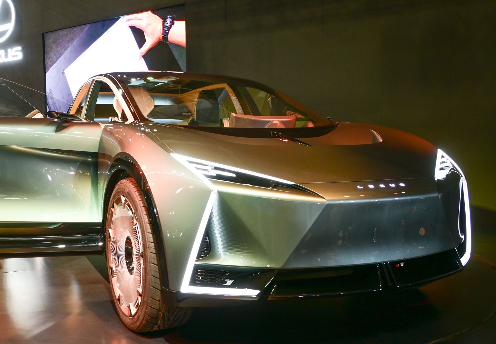 【大阪モーターショー】「開発の方、ファーストガンダムファンでしょ」「私の口からは何とも」 スズキの次世代4足モビリティの名はモクバ2