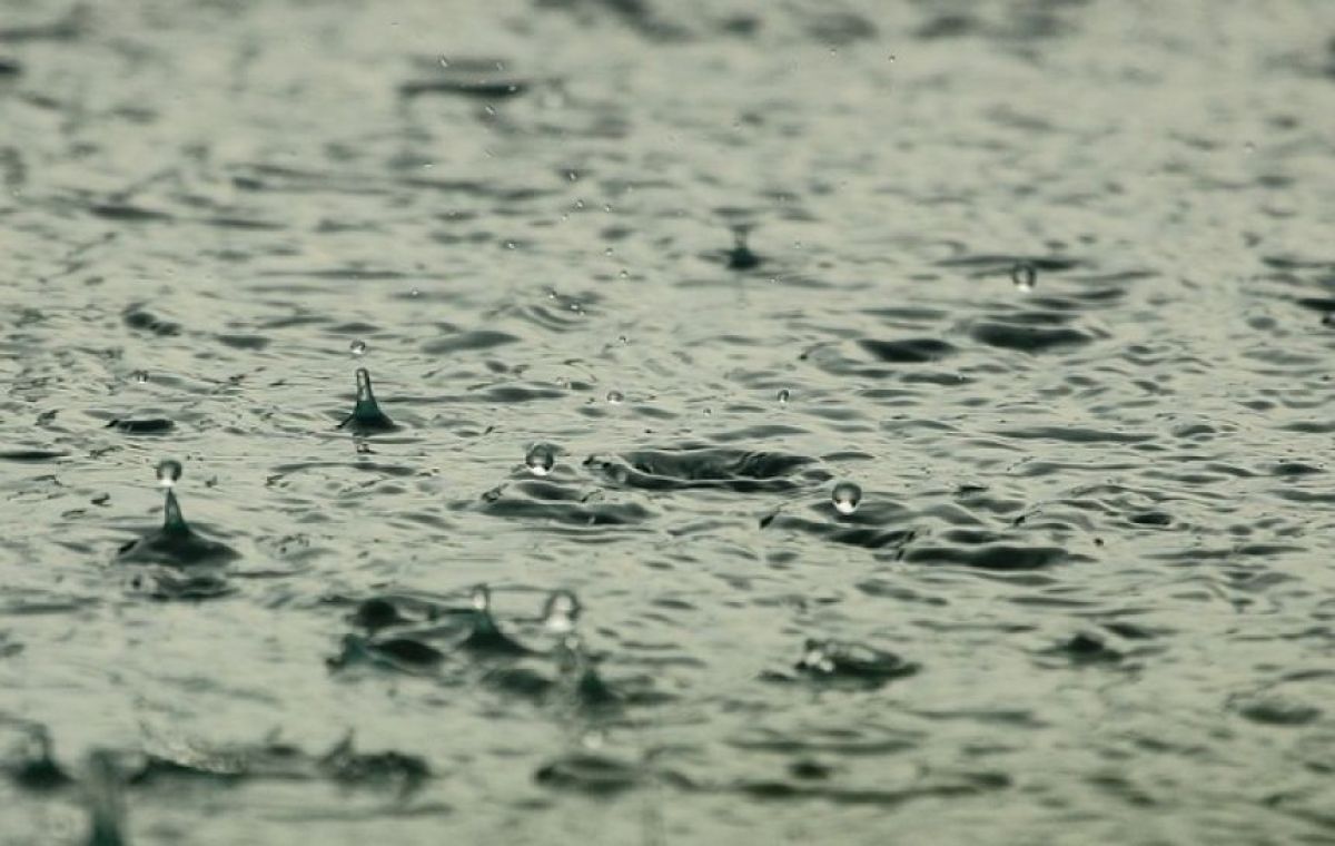 雨粒を電気に変える新たな手法が開発される、シンプル装置で実現した高効率発電