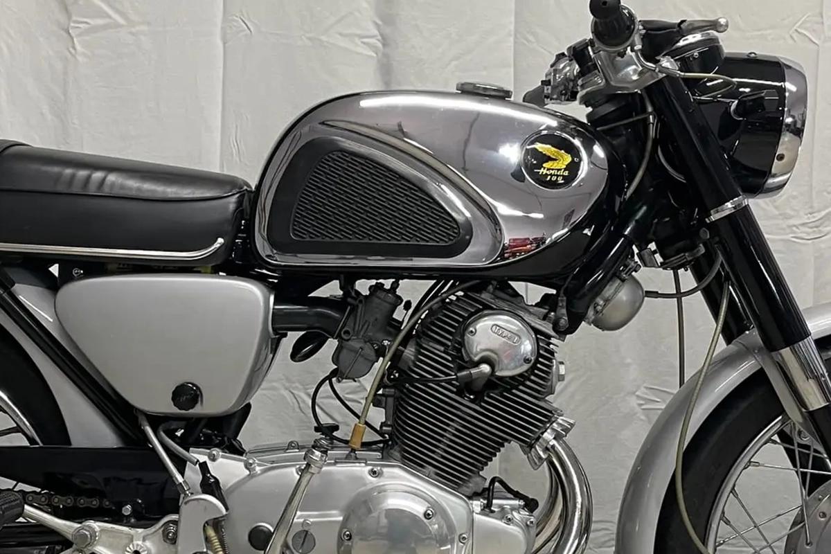 うわ、むかし憧れていたなぁ… 61年前のホンダ「CB77 スーパーホーク」が米国オークションに登場 2025年に全面レストアされた極上個体の価値とは