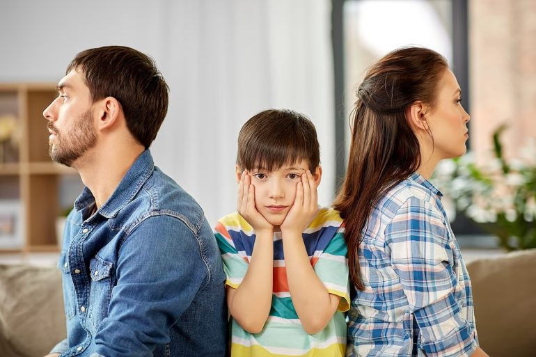 親の離婚を経験した子どもは成人期のうつ病リスクが高い｜@DIME アットダイム