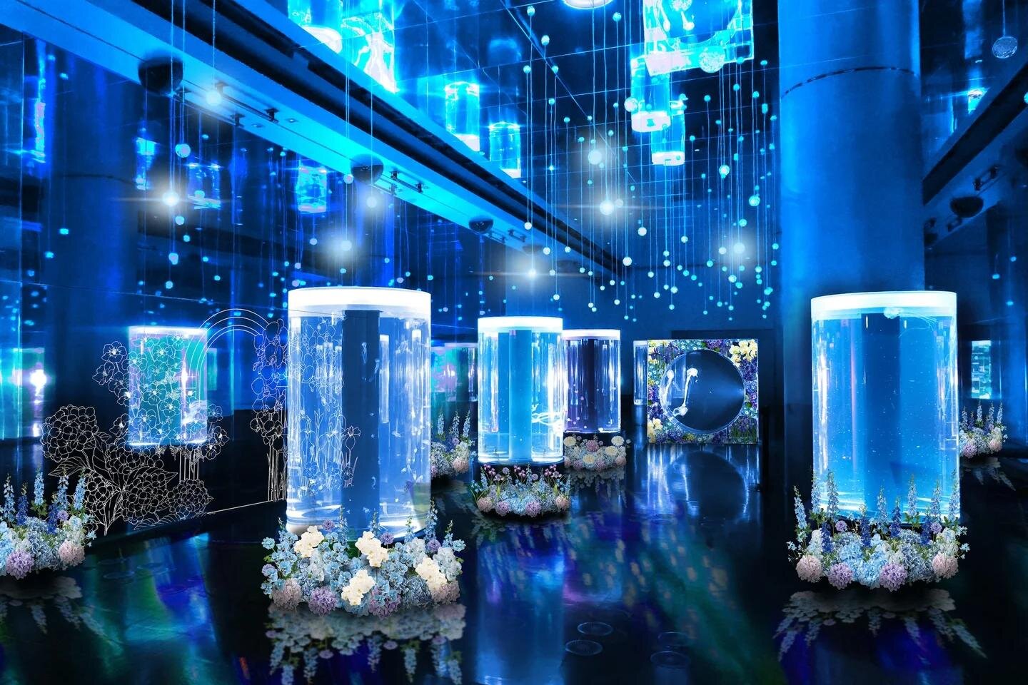 初夏の花が彩る「フラワーアクアリウム」マクセル アクアパーク品川で、幻想的なクラゲ水槽やイルカショー