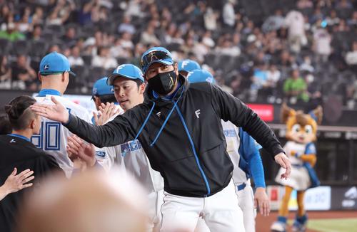 【日本ハム】新庄監督「さすが優秀なピッチングコーチ」代役守護神での勝利に／一問一答