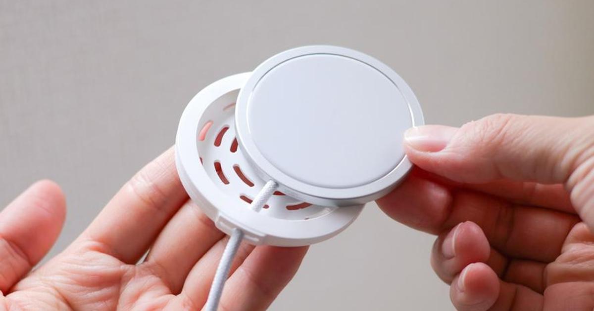 山崎実業の新作「壁をスマホの定位置にするホルダー」。YouTubeを流しながら寝る派にとってドンピシャでした