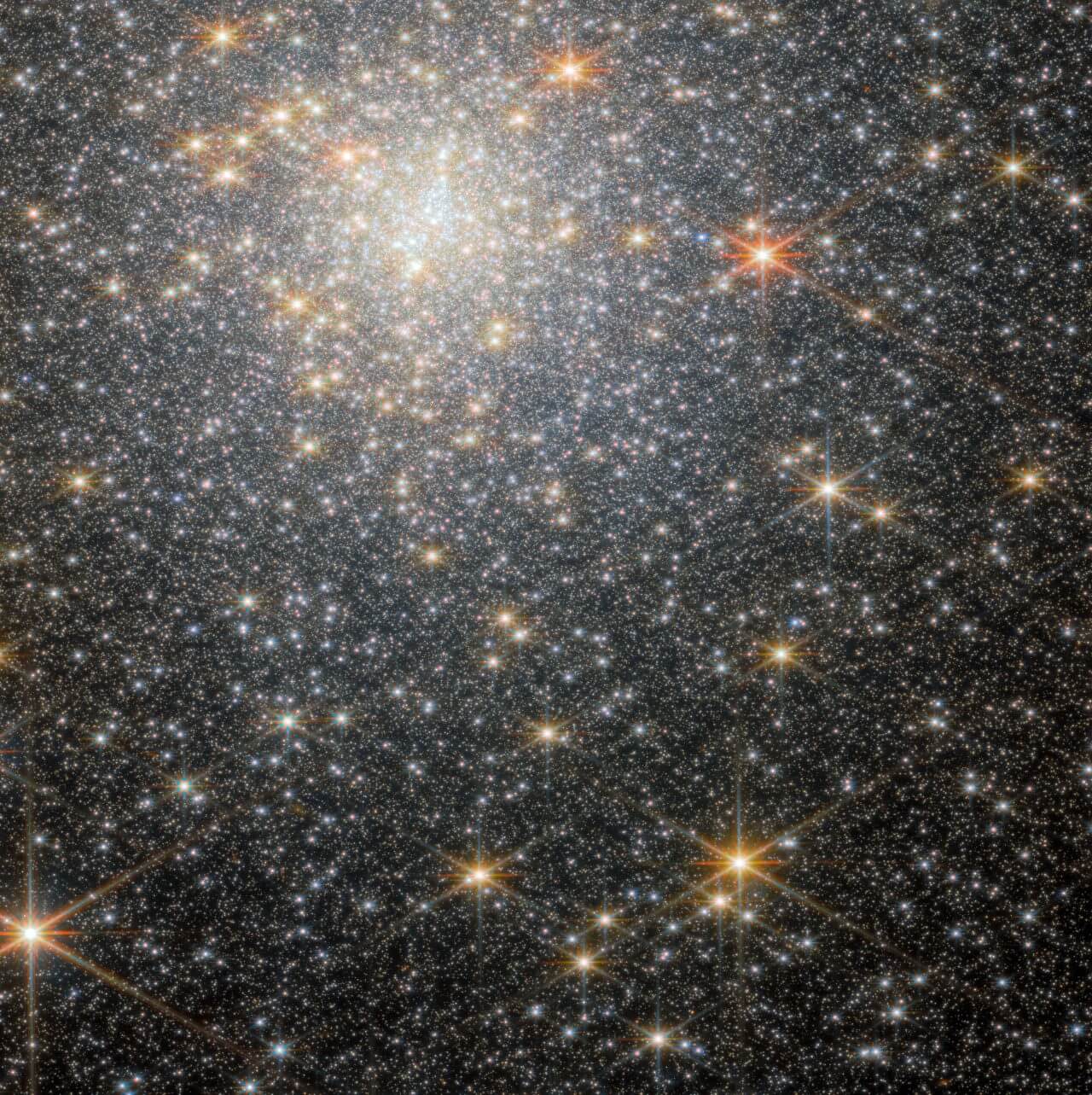 球状星団の美しさが映える赤外線観測 ウェッブが撮影した銀河中心方向の「NGC 6440」