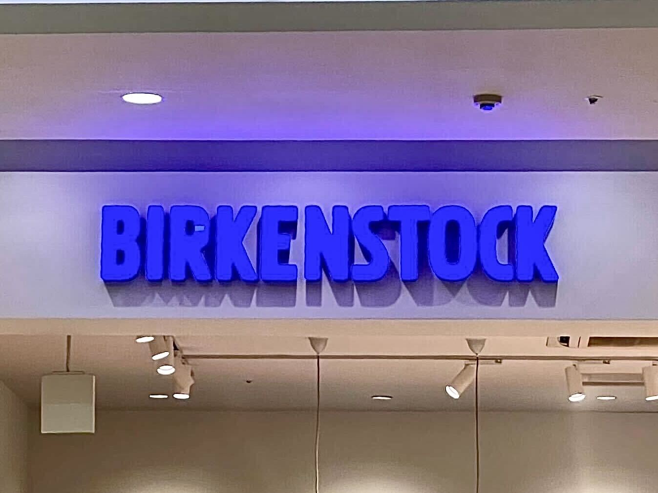 ビルケンシュトックの“秋冬にも使えるサンダル”って？ 「最強！2足目」「20年以上愛用」「いくら歩いても疲れない」「これじゃないとダメ」