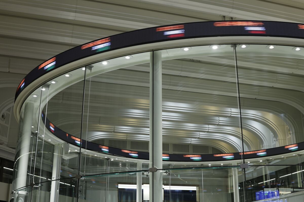 【日本市況】日経平均2400円超安、米ハイテク株安で心理悪化－円上昇