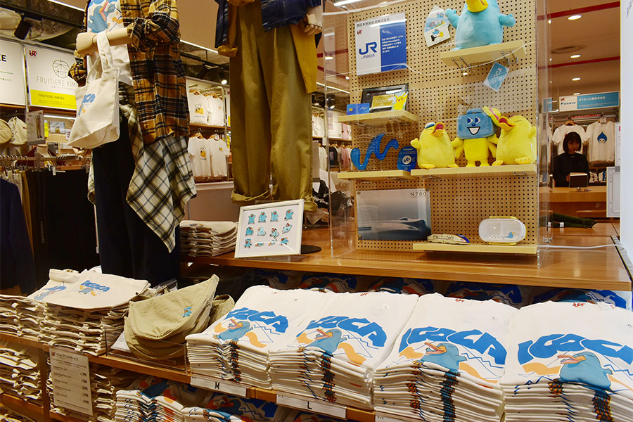 梅田の「新ユニクロ」ならでは！イコちゃんや阪急電鉄…限定アイテムが人気
