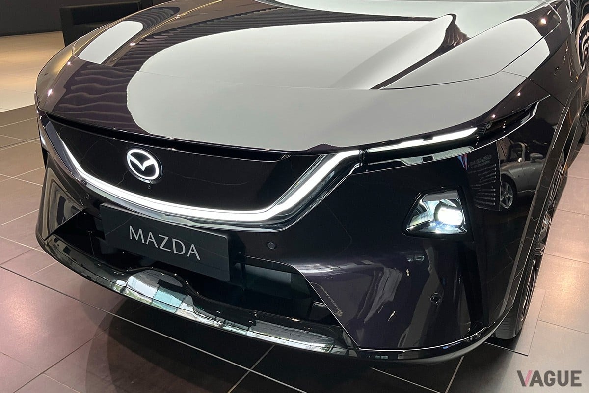 マツダが「日本未発売のクーペSUV」実車展示！ 新デザインコンセプトによる流麗なシルエットがカッコいい!! 注目の電動車「EZ-60」広島に登場