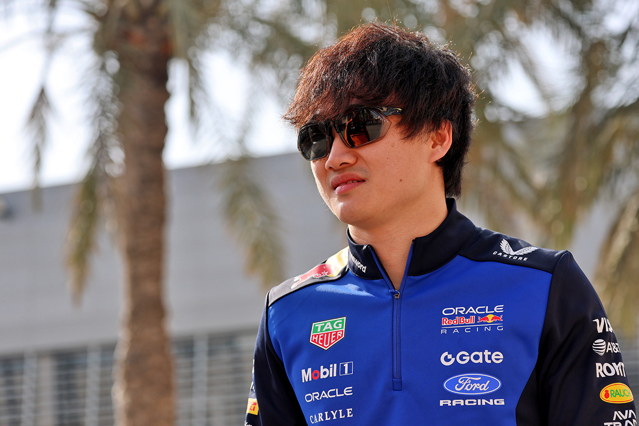 角田裕毅がレッドブルのデモランイベントに参加、『RB7』をドライブ。炎が上がるトラブルも