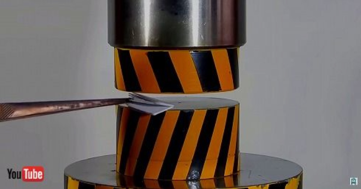 紙はプレス機を使うと何度折れるのか？ 実験の意外な結末に「すごい」「素晴らしい」の声【実験記事3選：海外編】