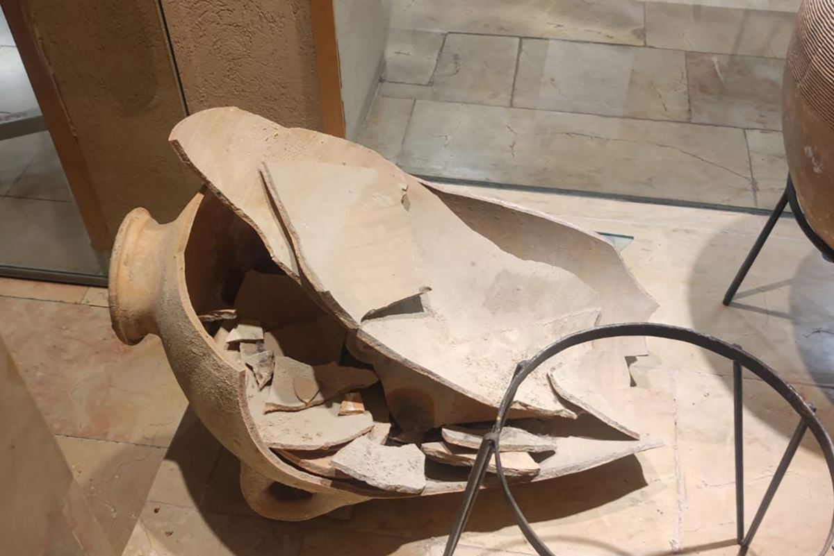 ４歳の男の子、博物館で青銅器時代のつぼを誤って割る 24年イスラエル