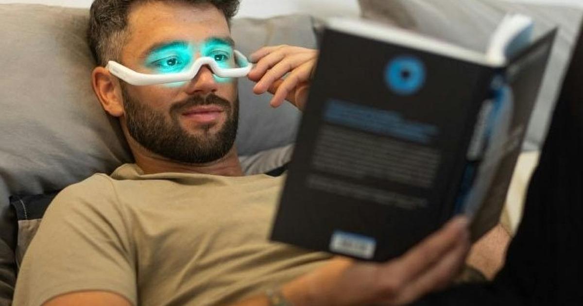 怪しいメガネかと思ったら科学だった。504nmの光で「強制的に朝」にするデバイス