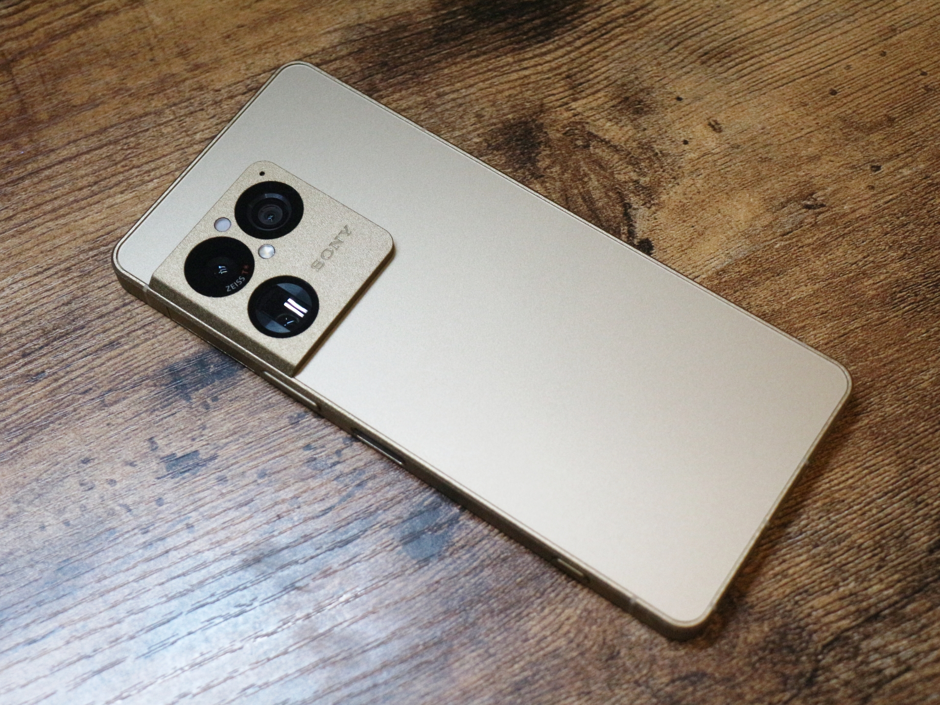 「Xperia 1 VIII」レビュー カメラの実力アップでデザイン刷新、大幅値上げの新端末は買うべき1台なのか