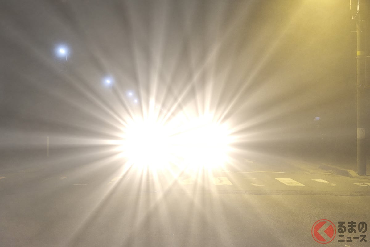 「えっ…最近のクルマ、ヘッドライト眩しすぎ…!?」 後続車を「ハイビームなのか？」と疑うシーンも！ "最新技術"とトレンドが引き起こす夜間の「光害トラブル」事情とは