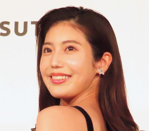 “令和の峰不二子”阿部なつき、黒ランジェリー曲線美あらわ「女王とお嬢」２ショットの相手は…