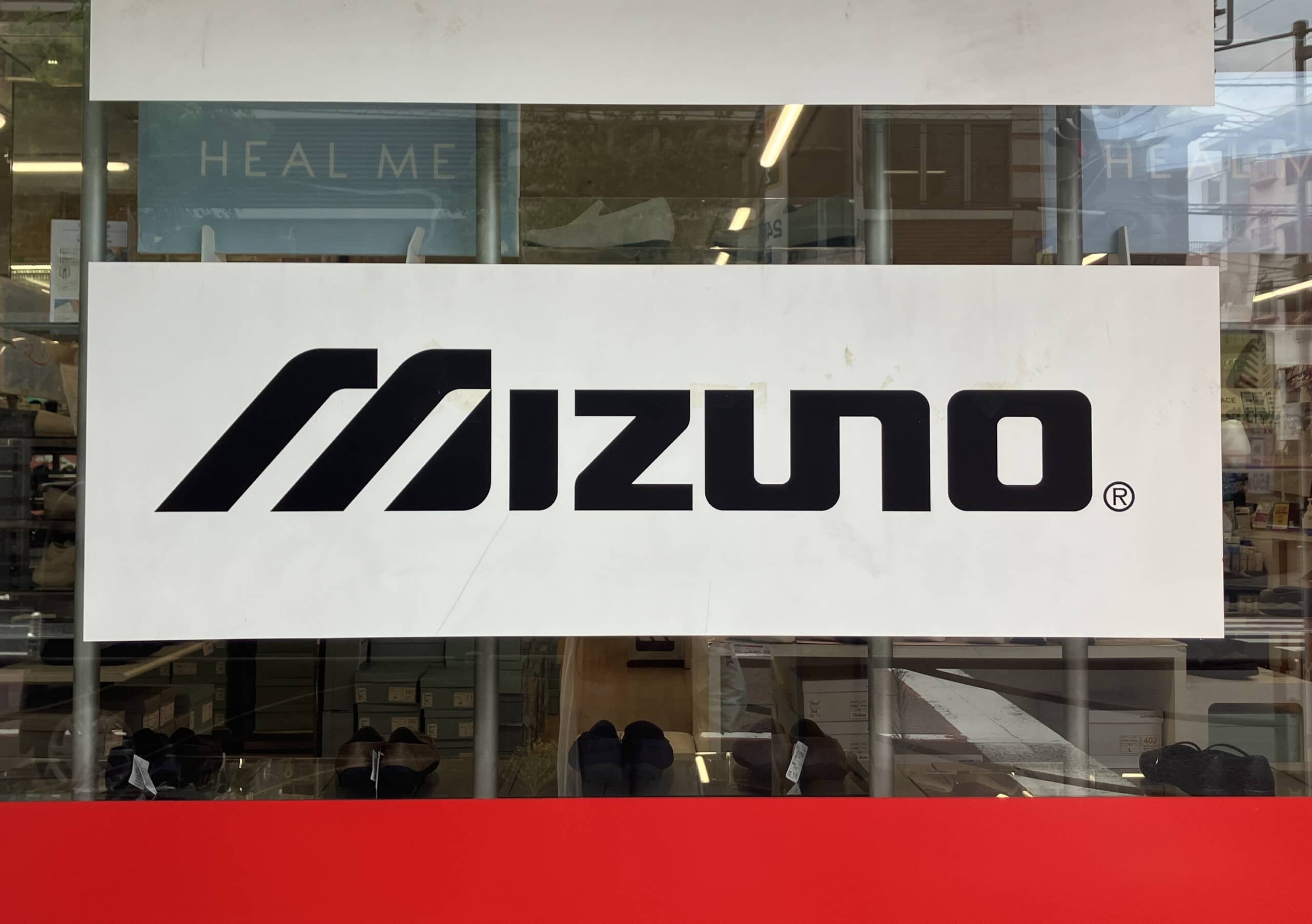 「雨の日に10キロ歩いても濡れない・滑らない」MIZUNO（ミズノ）の“防水スニーカー”に絶賛の声 「しっかりグリップして歩きやすい」「軽くて履き心地◎」