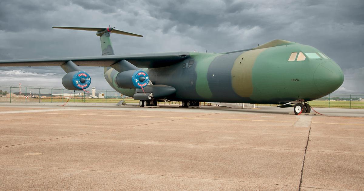 アメリカ空軍の主力輸送機「C-141スターリフター」…40年以上にわたり兵士と貨物を運んだ機体の内部を見てみよう
