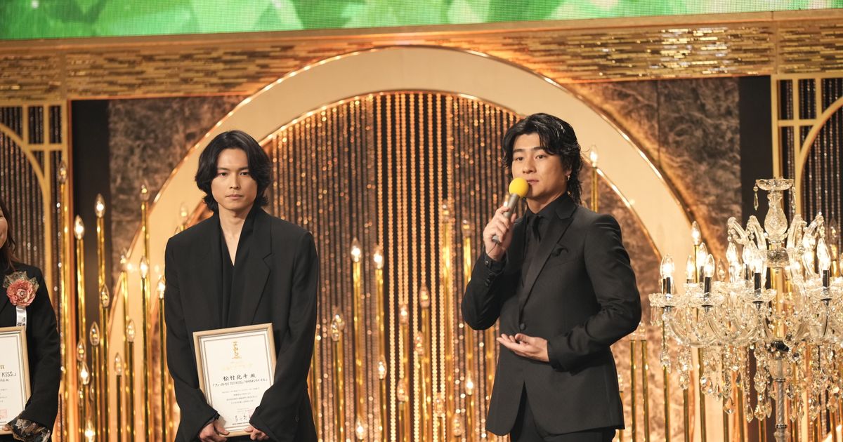 SixTONES森本慎太郎が松村北斗に話題賞を授与「オッス、北斗！慎太郎だぞ」：第49回日本アカデミー賞｜シネマトゥデイ