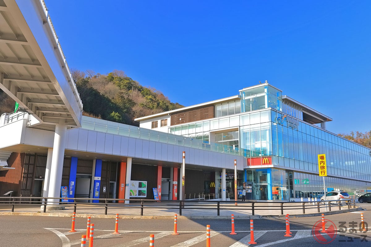 高速SA「一切入れさせません」 NEXCOが異例の「閉め出し作戦」実施！ びわ湖大花火の"タダ見客"殺到で「SA占拠」「大渋滞」も発生！ 名神「大津SA」8日午後に"全面閉鎖"