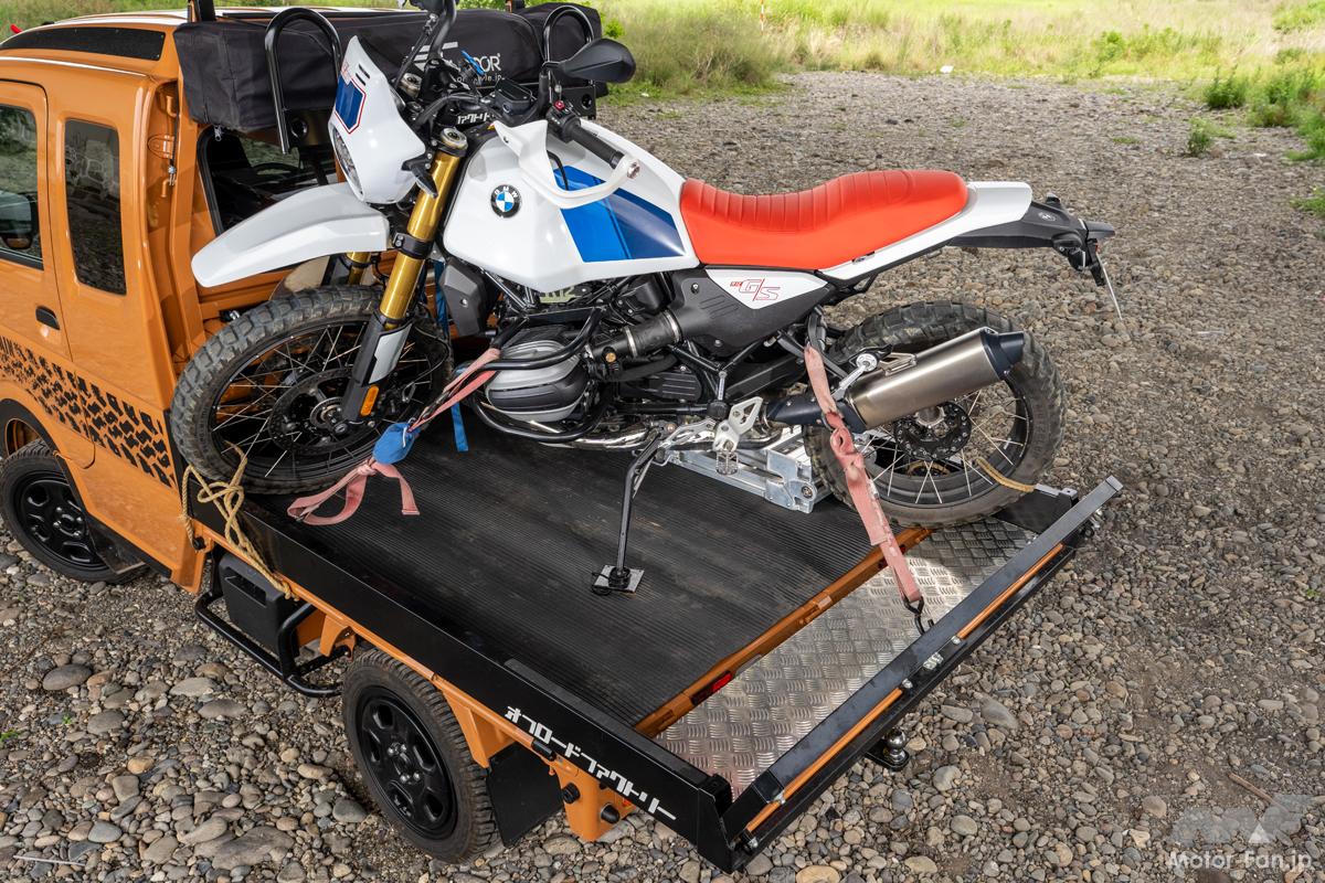 あの巨体「GS」も余裕で積載！ スーパーキャリイの後方アオリをフル活用する「トランポ機能強化」の威力
