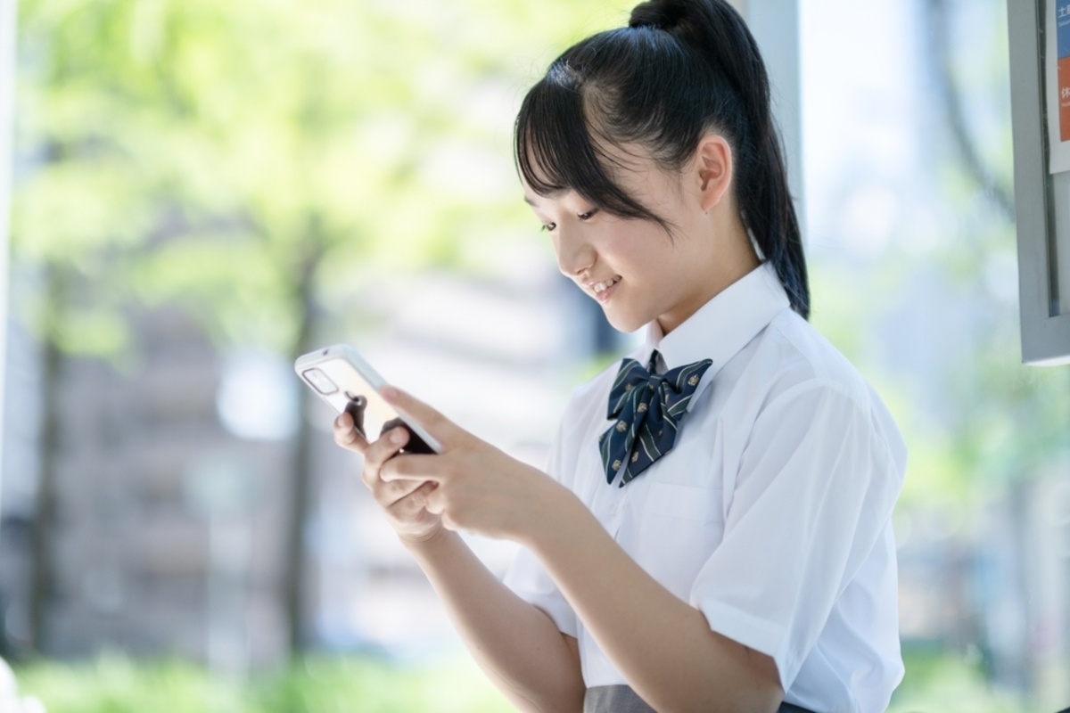 中学生の子どもに「スマホを持たせるか」で夫婦の意見が割れています。子どもにかけるスマホの費用はどのくらいなのでしょうか？（ファイナンシャルフィールド）