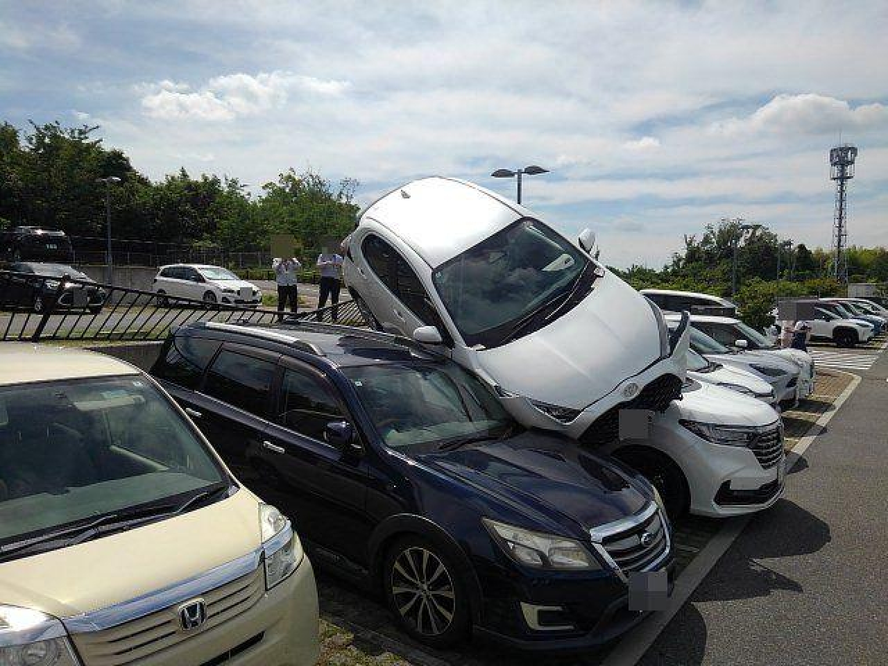 「車の上に車が…」 柵を飛び越え乗り上げ 奈良県総合医療センターの駐車場