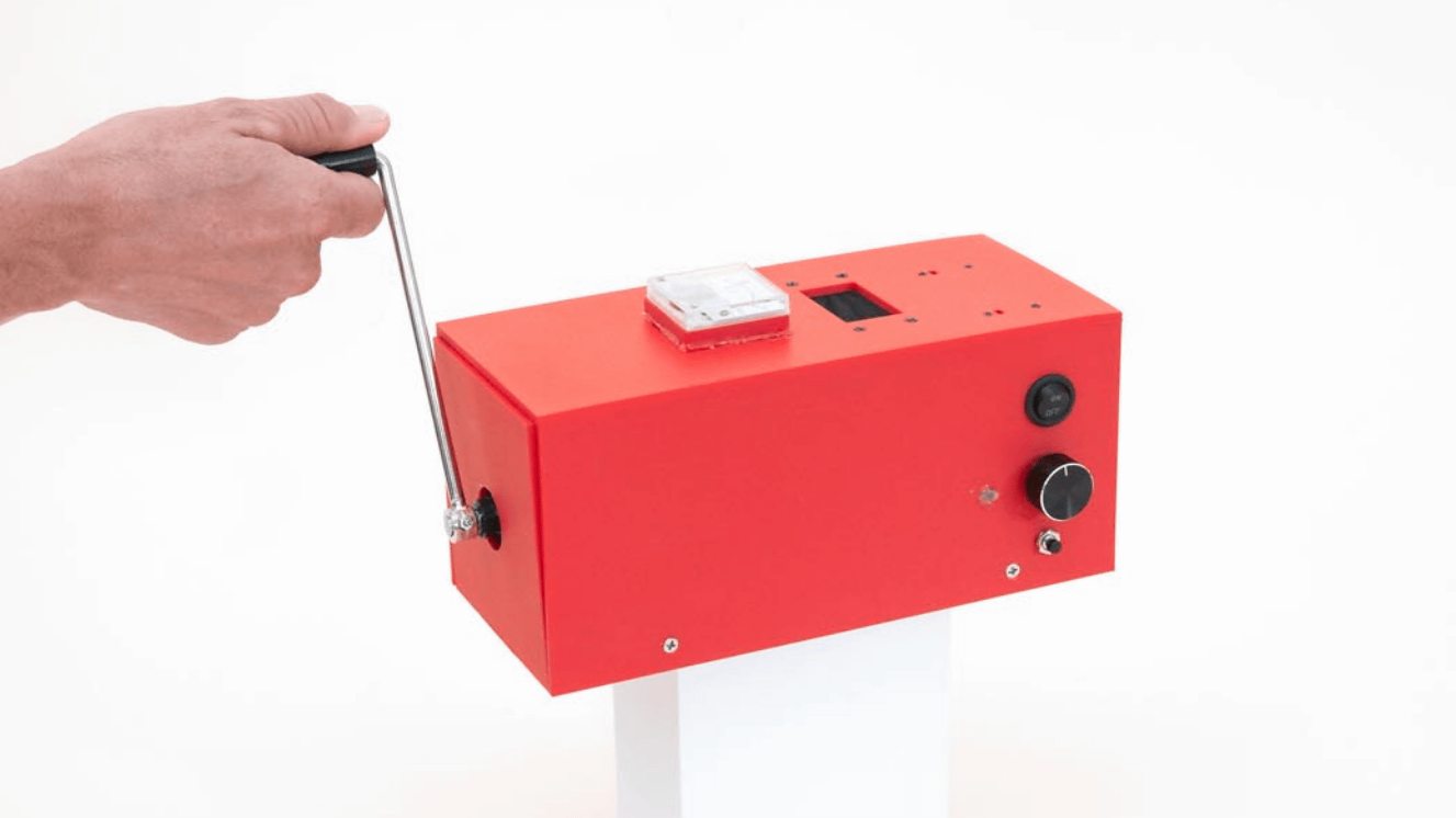 力こそパワーな筋肉駆動の手回し式AIマシン「CrankGPT」が登場、負荷の高いAI処理ほど多くの筋力を求められる仕様