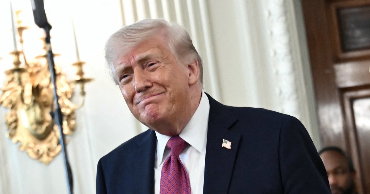 トランプ、大学女子テニスチームとの記念撮影に批判。「女性をどう祝福するかを完璧に表している」