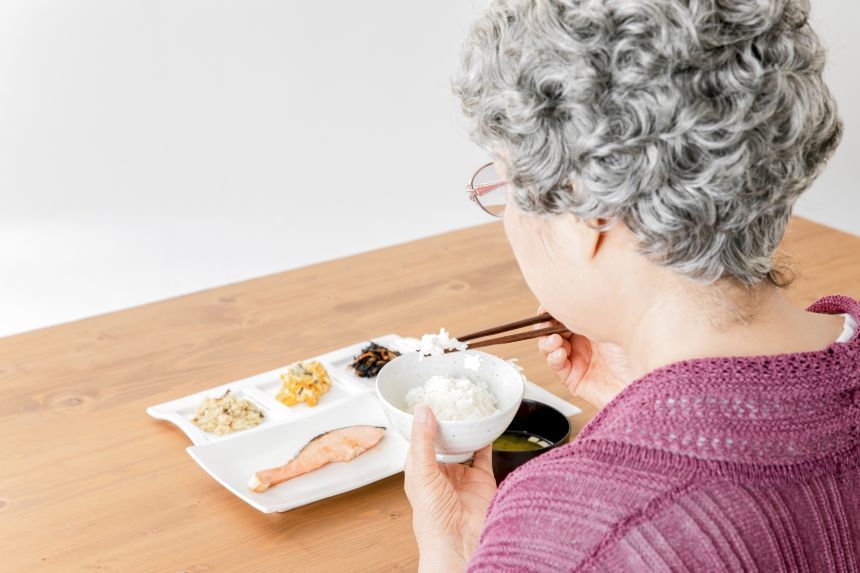早食いが認知症を引き起こす？認知症の背景には寝不足と消化不良にある？