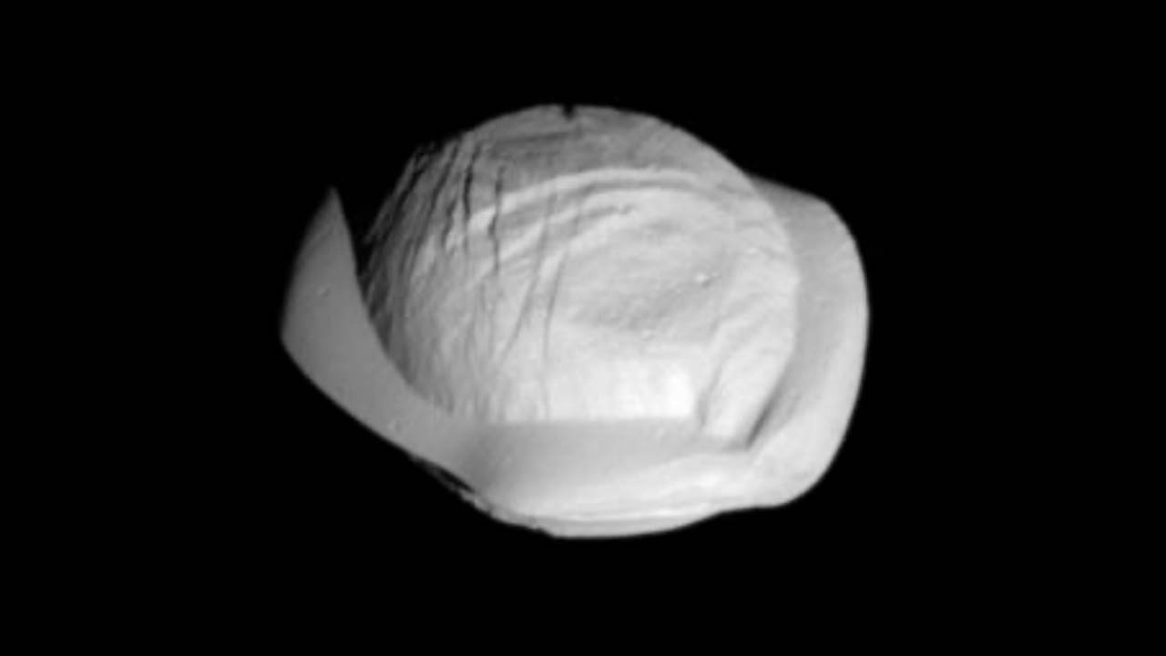 土星の羊飼い衛星「パン」 どら焼きや餃子のような独特の姿