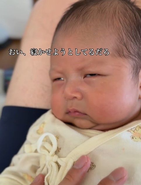 眠らせたいパパVS寝ないぞ赤ちゃん 優しいトントン攻撃を耐えられるのか 名勝負に思わずクスッ