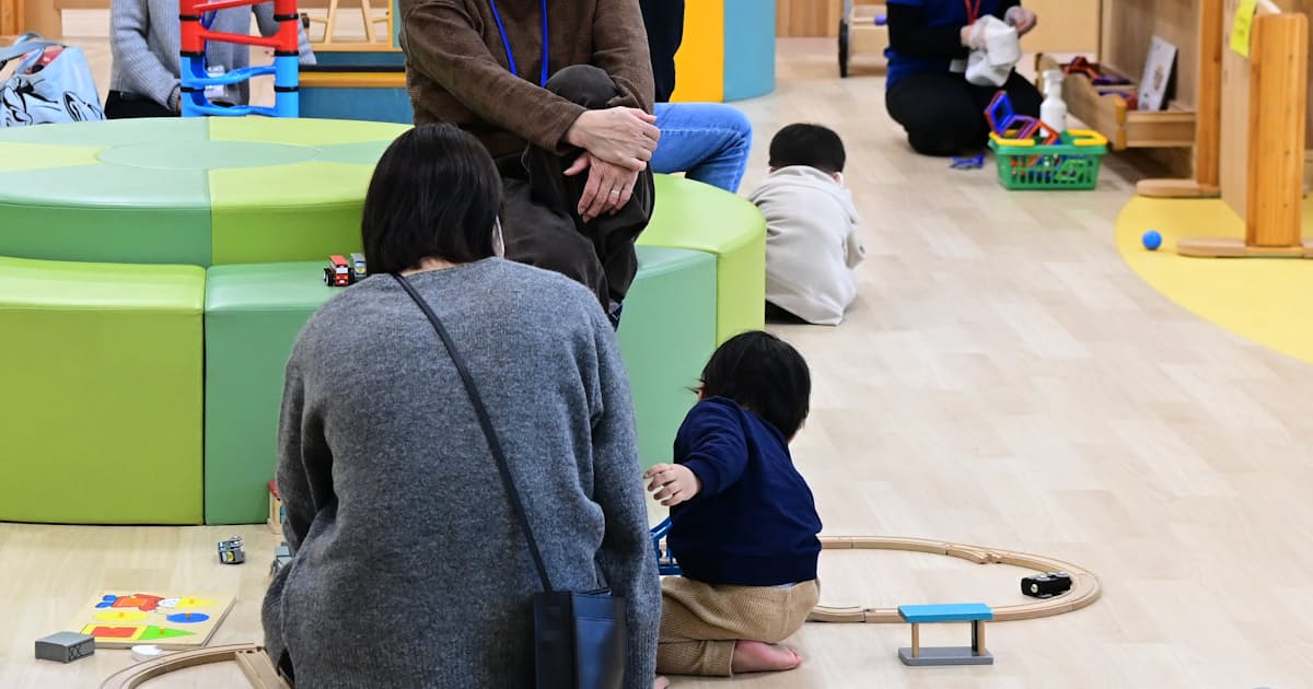 出生率は上げられるか、経済学者50人の見方 現金支給への支持薄く