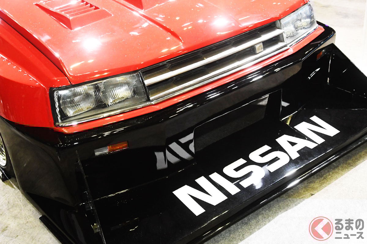 日産が「斬新スカイライン」初公開！ 精悍すぎる"旧車ボディ"に「カクカクワイドフェンダー」＆鮮烈「赤黒2トーン」採用！ 伝説マシン想起の「Re30 スカイラインシルエット」をTASで披露