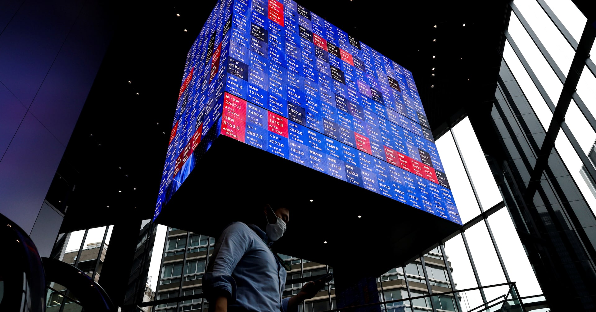 日経平均は大幅反落、米株安や円高で一時900円近く下落 一巡後は様子見