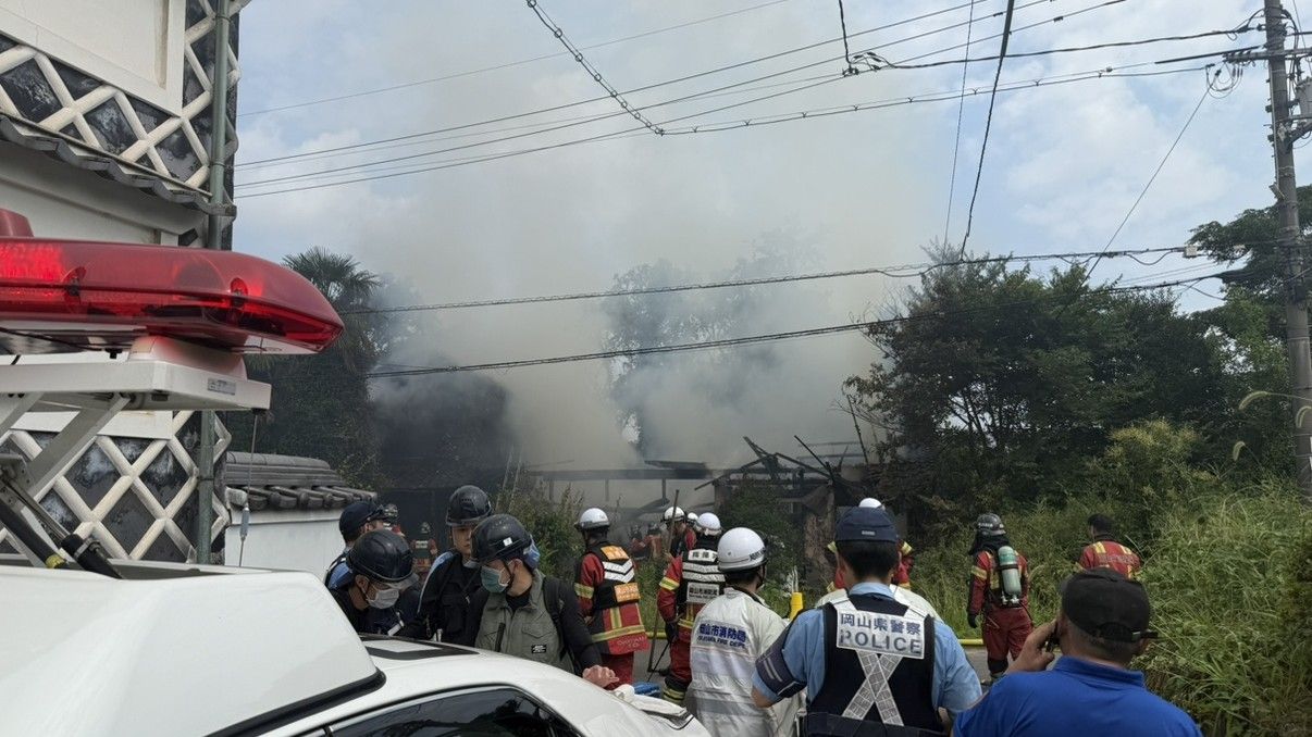 岡山市で住宅全焼 消防車14台が出動 けが人なし