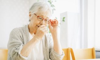 「押し入れに頭をぶつけて…」「くしゃみで…」高齢者に潜む“予期せぬ死” “知っていれば避けられる”対策を法医学の第一人者が指南