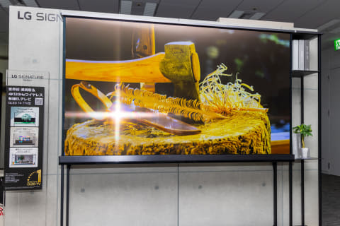 世界初のLG“透けるテレビ”見てきた。価格も中身もガチだった（AV Watch）