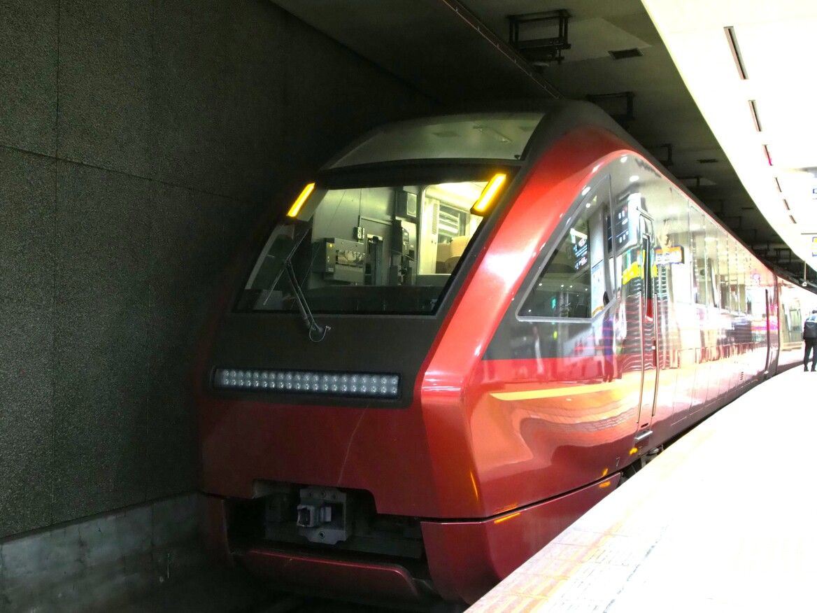 近鉄の夜行列車「ミッドナイトひのとり」 高速バスよりも快適？ 全席コンセントあり、リクライニング機能も十分…ただ難点は