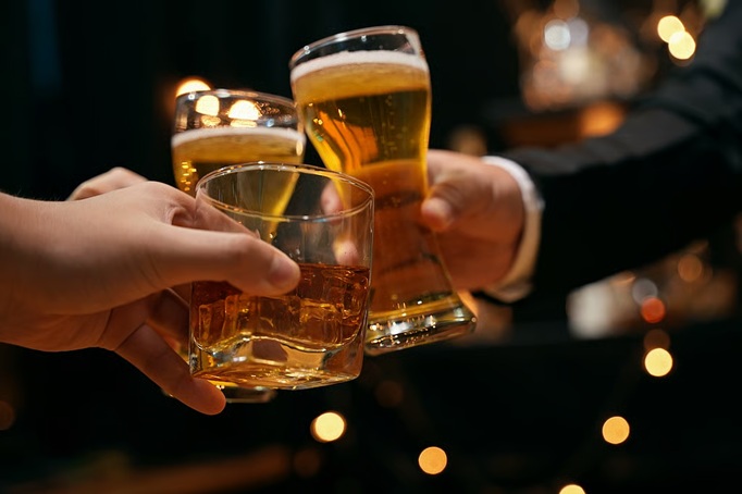 健康的な食事と運動は飲酒による肝臓のダメージを抑制して死亡を減らす