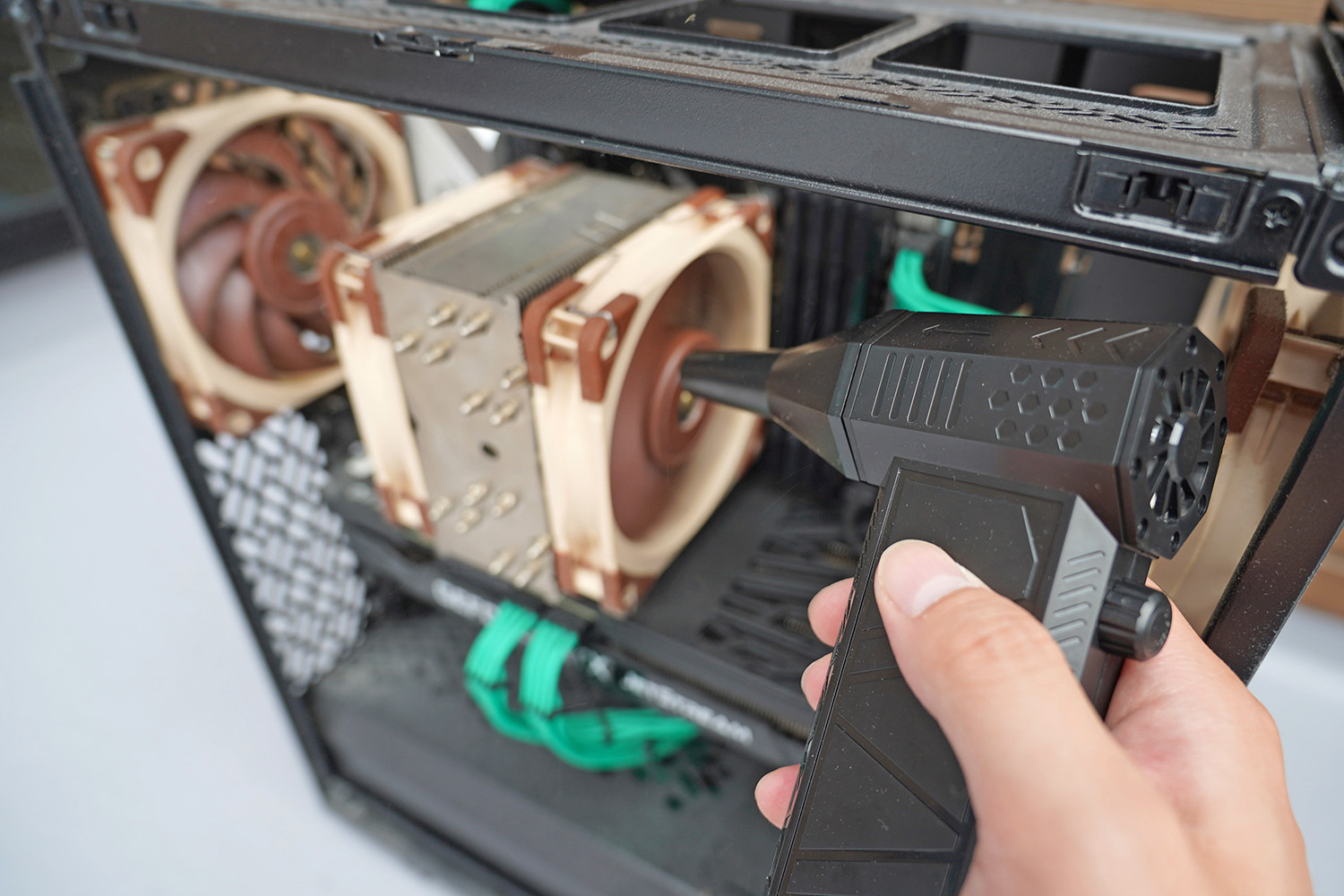 2～3年放置したPCのホコリにUSB充電式エアダスターは通用する？リアルな実力を試してみた