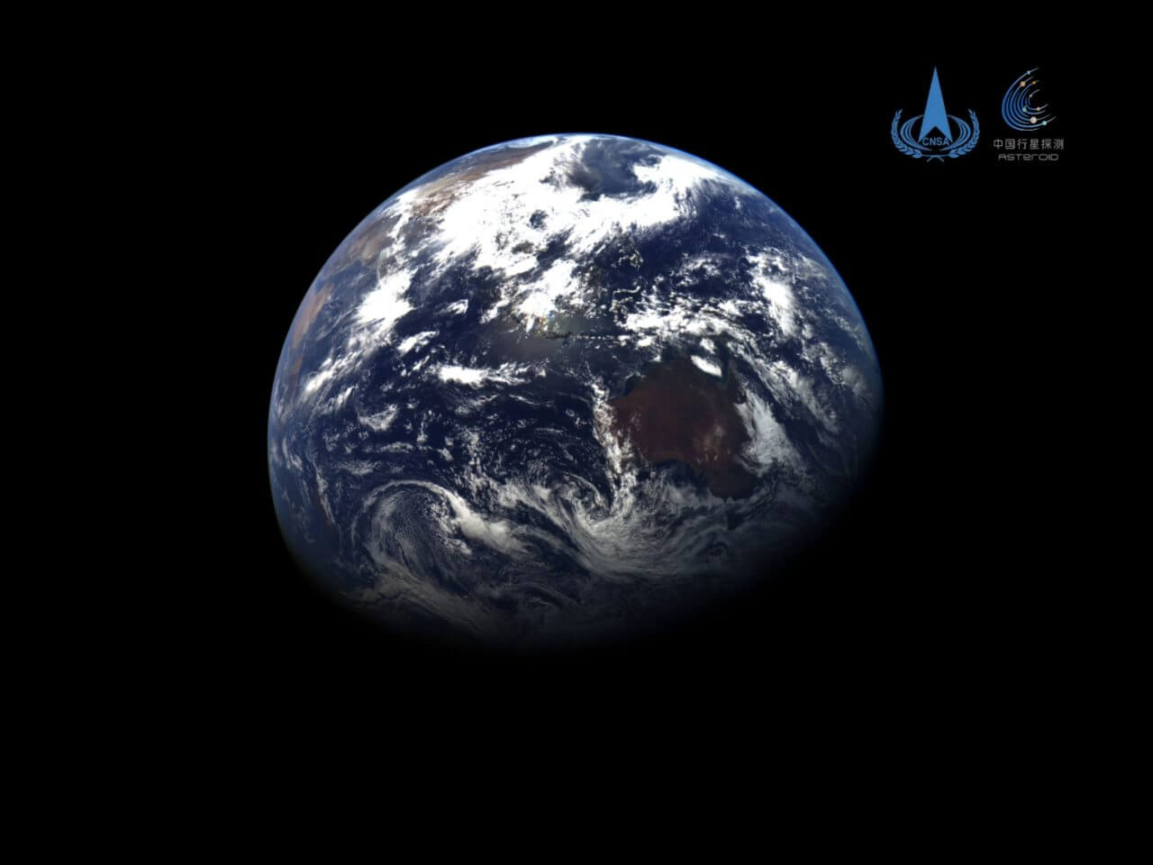 中国、小惑星探査機「天問2号」が撮影した地球と月の画像を公開