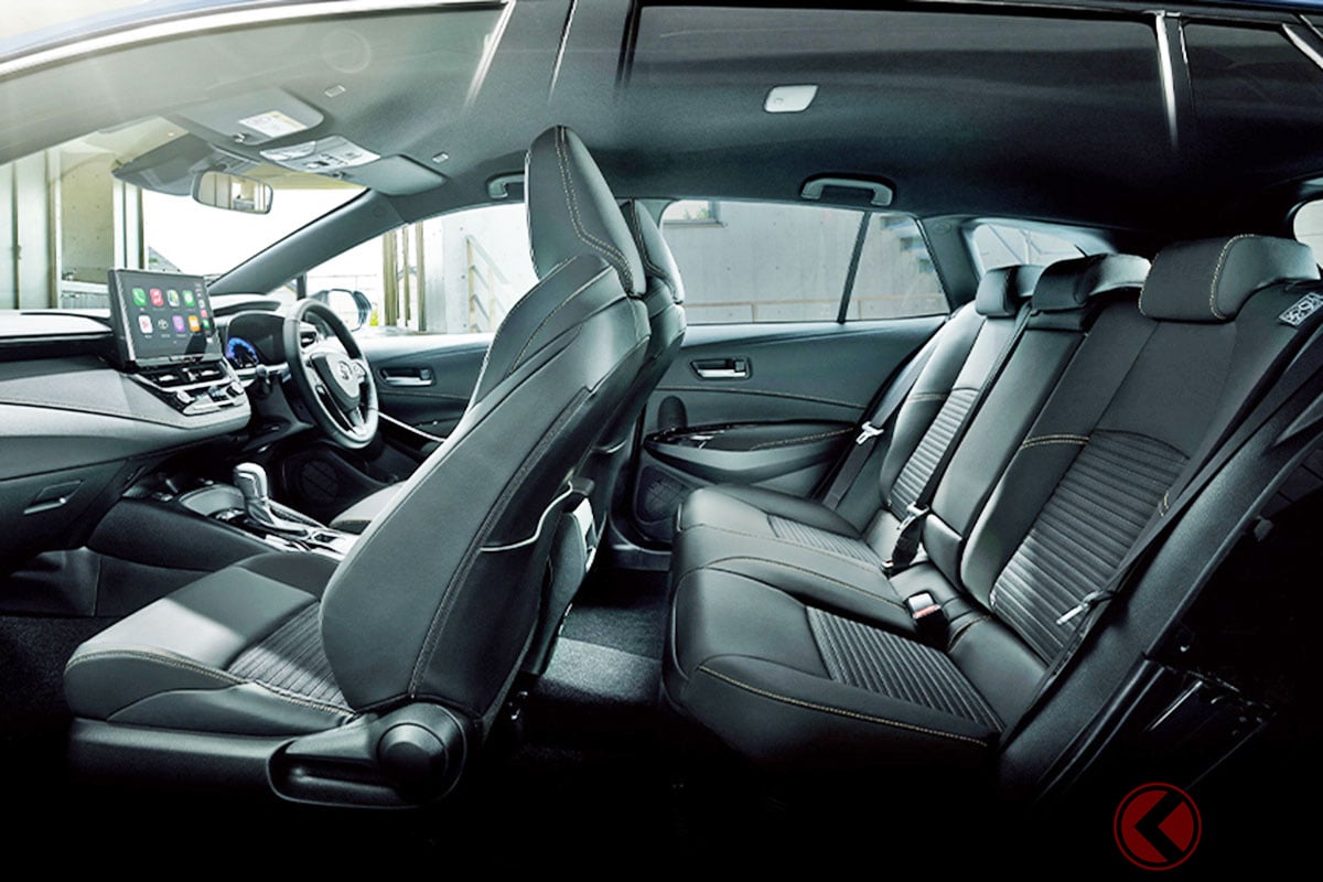 新車235万円！ トヨタ最新「ステーションワゴン」に大注目！4.5m級ボディで「リッター約30キロの低燃費」！ 広い荷室でコスパサイコーな"実用車"「カローラツーリング」の凄さとは