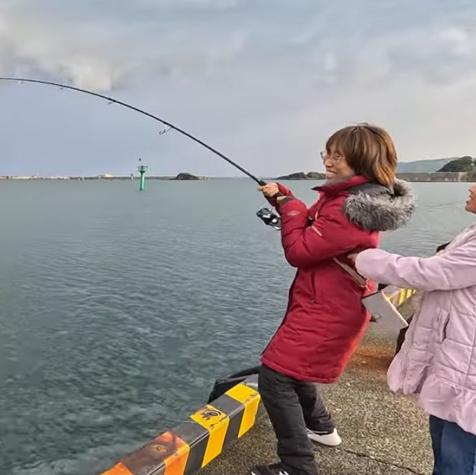 嫁が釣った初青物は全長138センチの超弩級ヒラマサ「6歳次男とほぼ同サイズ」25分の格闘の末釣り上げた巨大魚が話題｜まいどなニュース