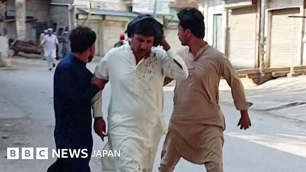 パキスタンのモスクに爆発物を積んだ車突入、少なくとも21人が死亡