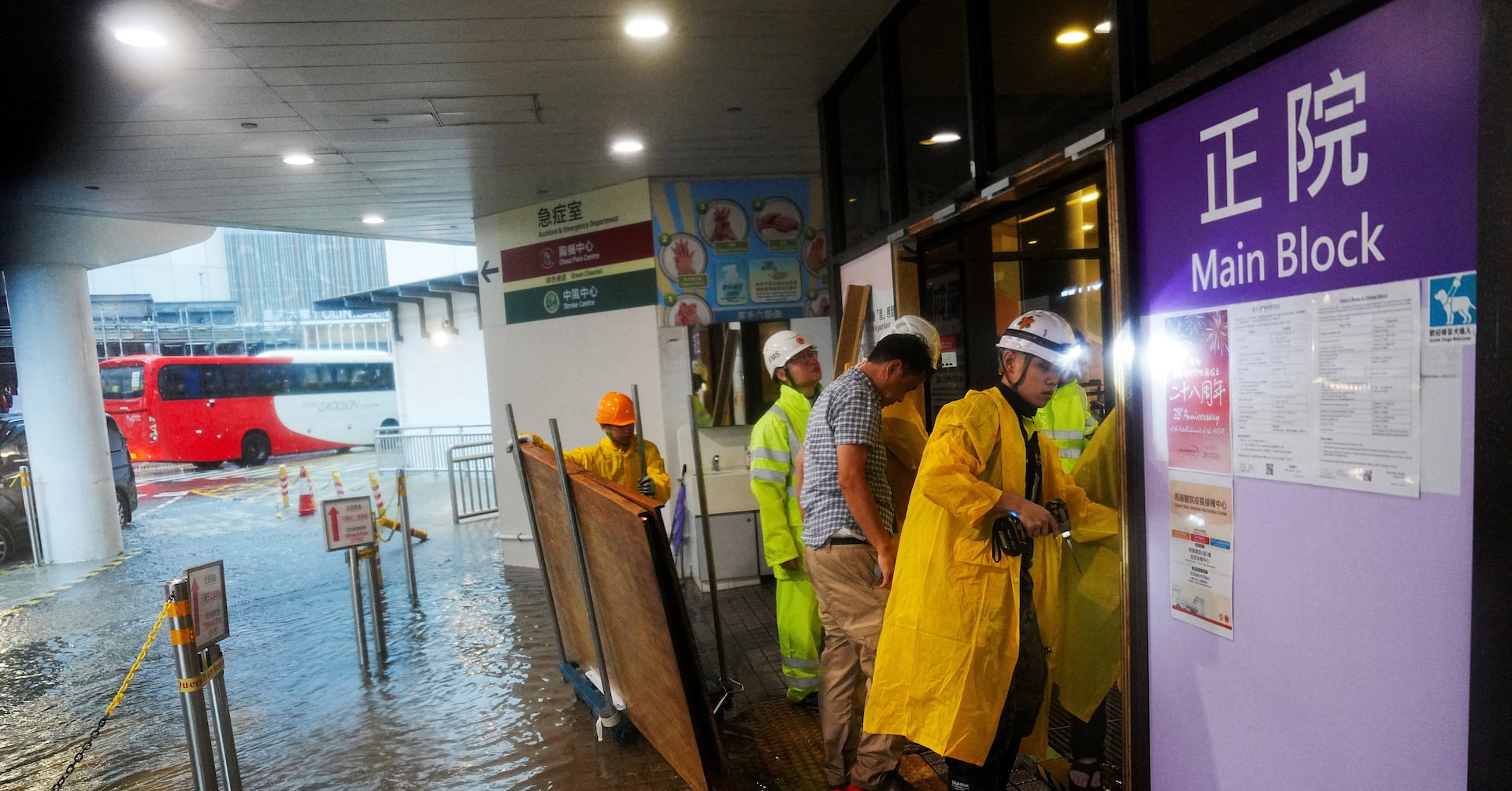 香港、最高レベルの豪雨警報を継続 病院・学校など閉鎖