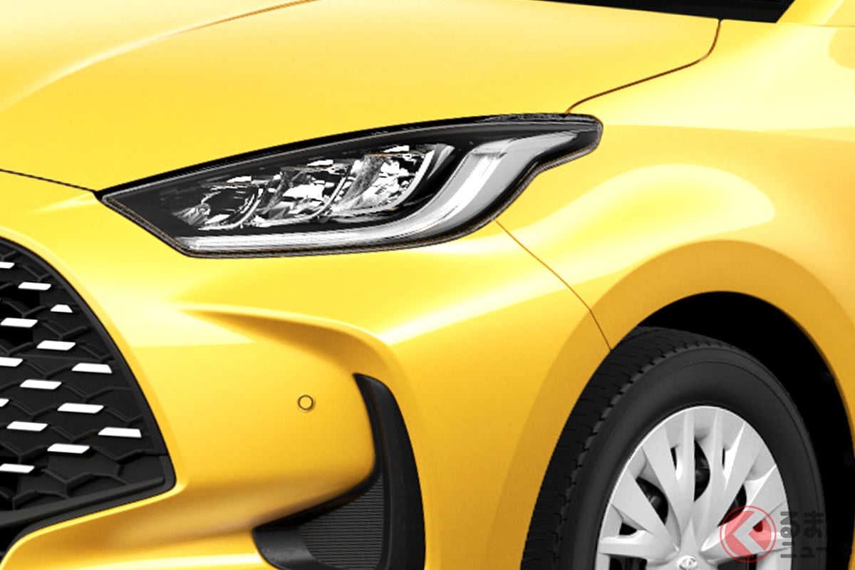 1リッターで30.2km走る"4WD"！ トヨタ新「"上質"コンパクトカー」に注目！ "専用合皮シート＆10.5型大画面"採用の288万円最上位ヤリスとは！