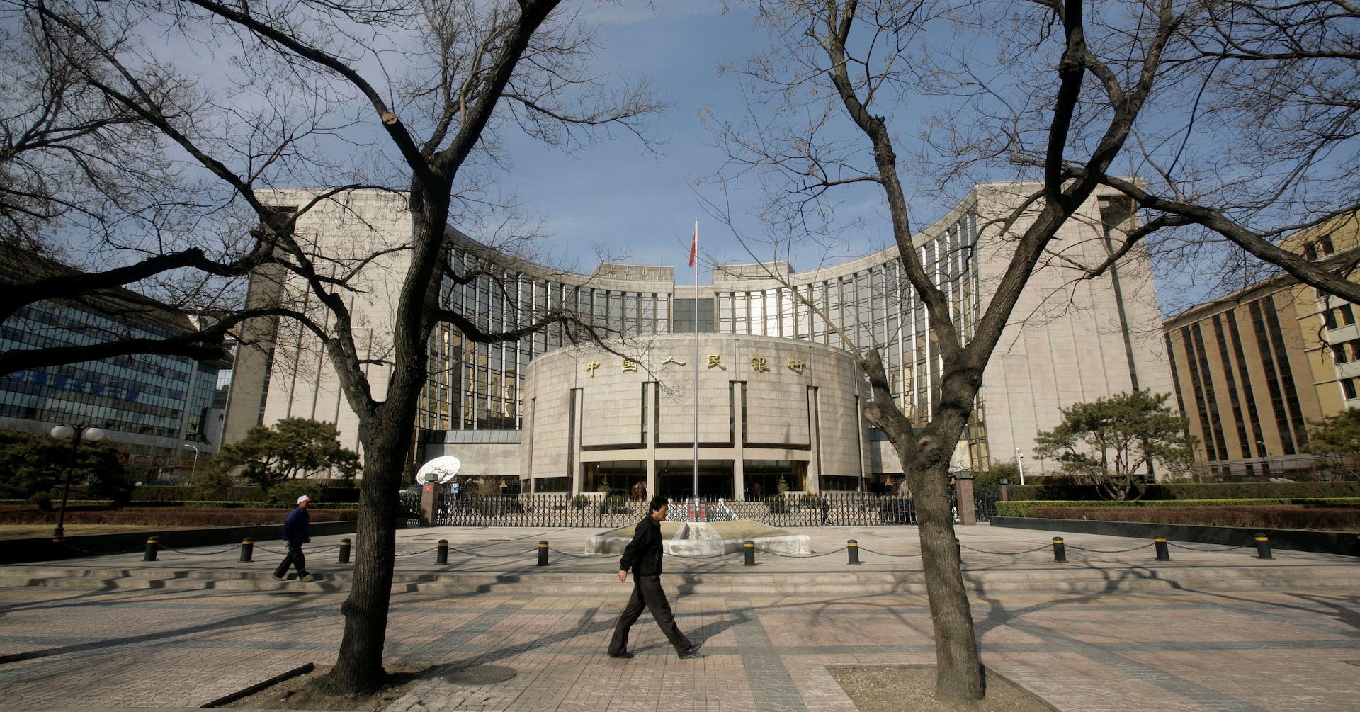 中国人民銀、政策金利と預金準備率引き下げ方針 総裁が表明